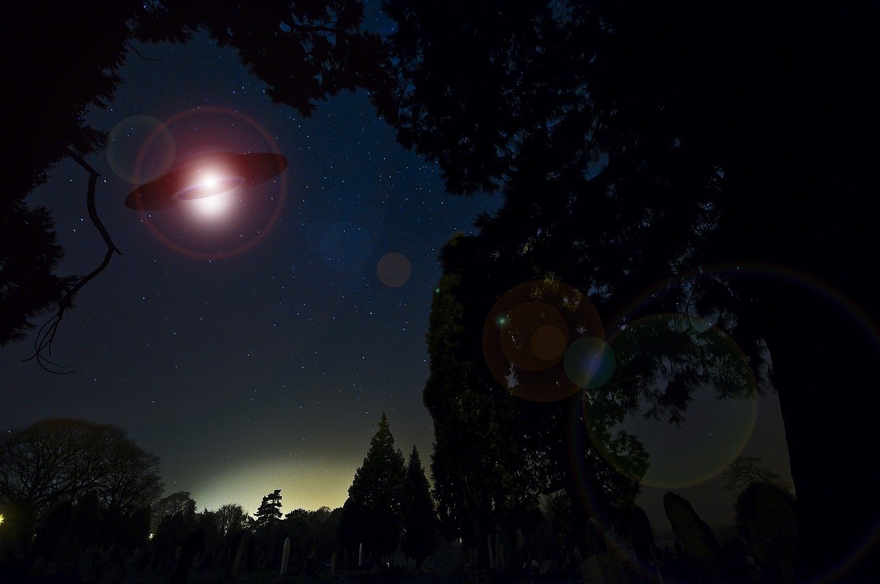 最新UFO目击录像揭秘外星生命神秘面纱