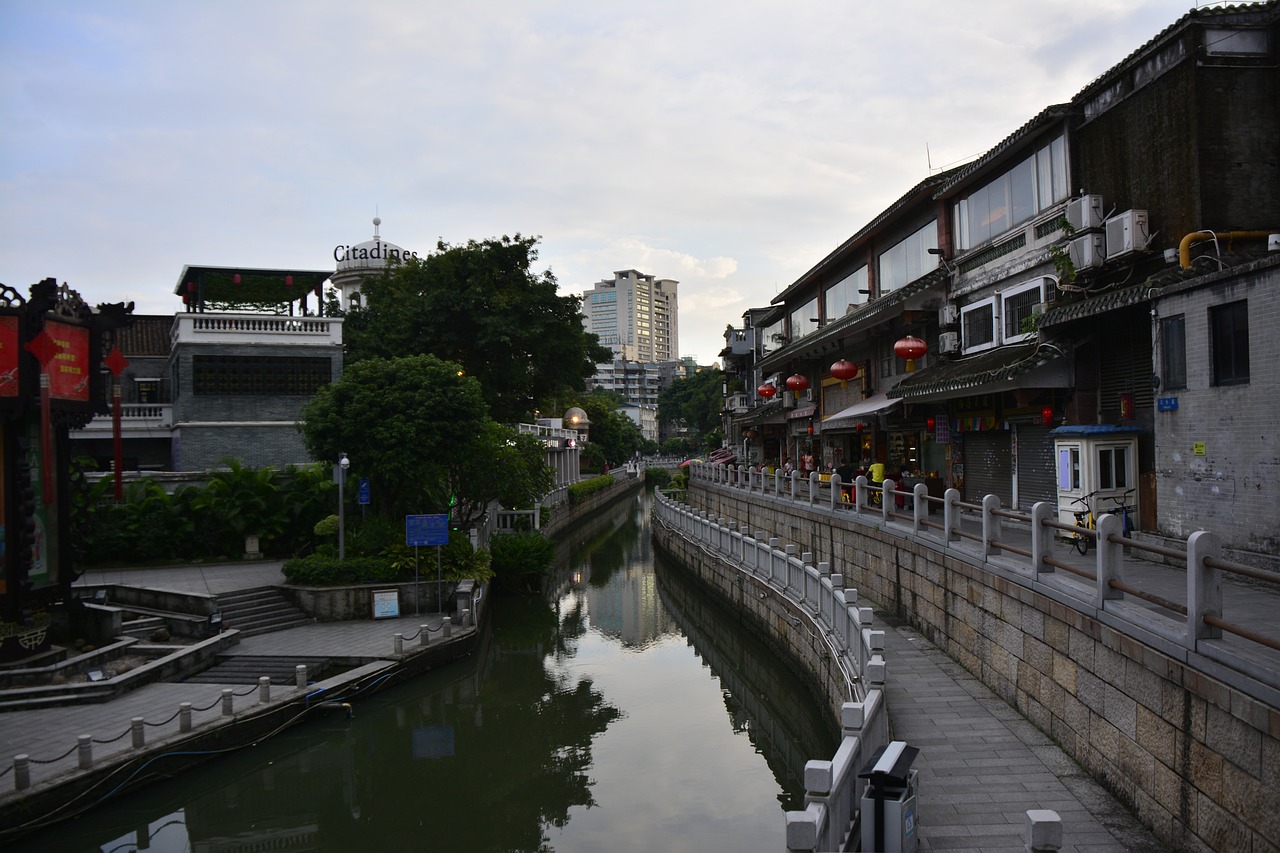 上海市城隍庙动迁，历史与现代的交融与挑战